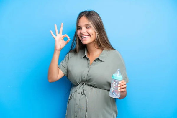 Mulher Grávida Fundo Azul Mostrando Sinal Com Dedos — Fotografia de Stock