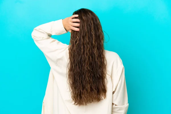 Mulher Caucasiana Jovem Isolado Fundo Azul Posição Traseira Pensando — Fotografia de Stock