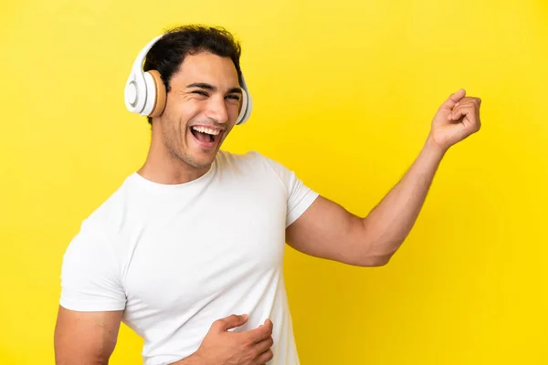 Kaukasische Knappe Man Geïsoleerde Gele Achtergrond Luisteren Muziek Doen Gitaar — Stockfoto