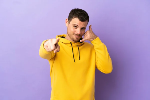 Hombre Brasileño Sobre Fondo Púrpura Aislado Haciendo Gesto Teléfono Apuntando — Foto de Stock