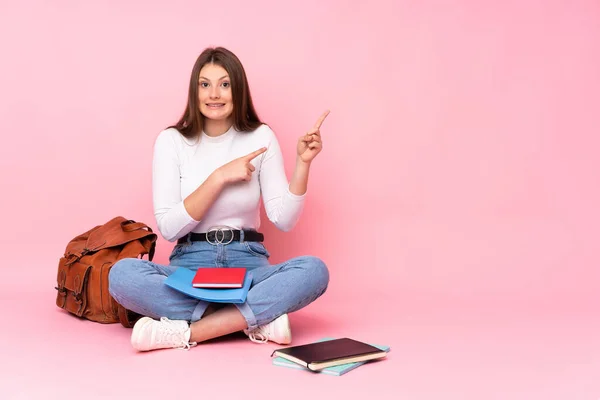 Teenager Kaukasische Studentin Sitzt Auf Dem Boden Isoliert Auf Rosa — Stockfoto