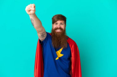 Süper kahraman kostümlü kızıl saçlı adam gururlu bir jestle