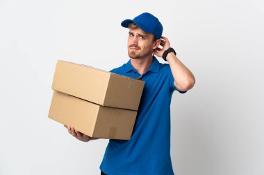 Beyaz arka planda izole edilmiş sarışın genç teslimatçı şüpheleri var.