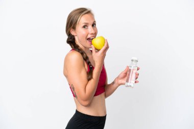 Genç İngiliz kadın beyaz arka planda bir elma ve bir şişe suyla izole edilmiş.
