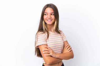 Beyaz arka planda izole edilmiş, kolları bağlı ve mutlu beyaz bir kız.