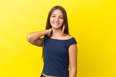 Sarı arka planda izole edilmiş küçük beyaz kız gülüyor.