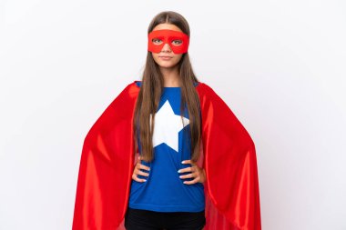 Beyaz arka planda izole edilmiş beyaz bir beyaz kız süper kahraman kostümü içinde kolları kalçasında ve gülümsüyor.