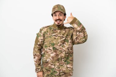 Beyaz arka planda izole edilmiş bir asker telefon jesti yapıyor. Bana geri dönüş işareti ver.