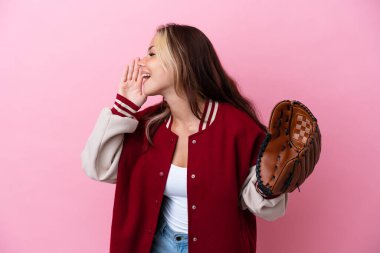 Beyzbol eldivenli Rus kadın pembe arka planda izole edilmiş ağzı sonuna kadar açık bağırıyor.