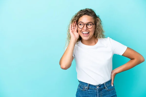 Meisje Met Krullend Haar Geïsoleerd Blauwe Achtergrond Luisteren Naar Iets — Stockfoto