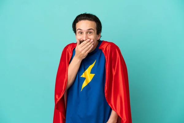 Супергерой Кавказский Человек Изолирован Синем Фоне Счастливый Улыбающийся Закрывающий Рот — стоковое фото