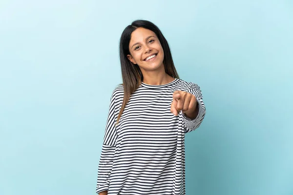 Fille Caucasienne Isolé Sur Fond Bleu Pointant Devant Avec Expression — Photo