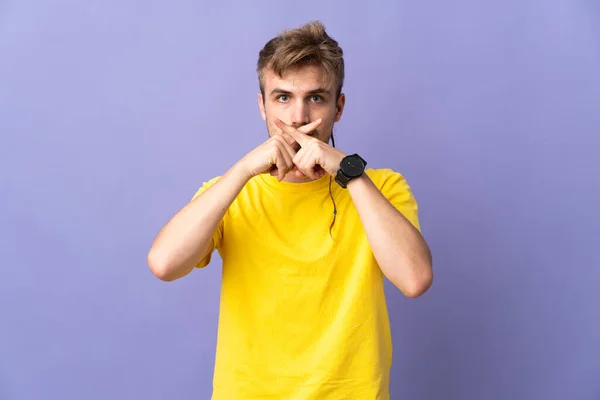 Jonge Knappe Blonde Man Geïsoleerd Paarse Achtergrond Met Een Teken — Stockfoto