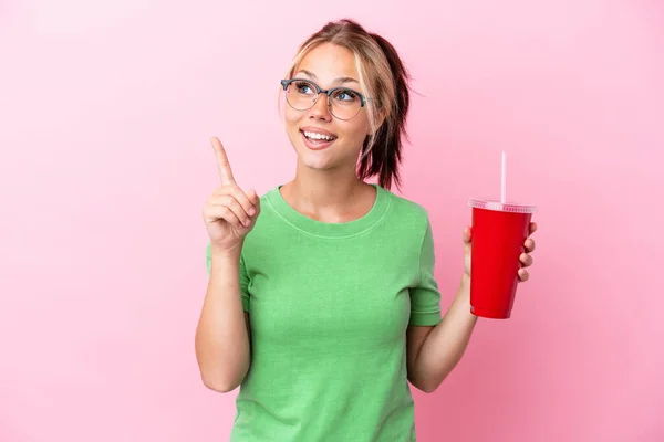 Giovane Donna Russa Che Tiene Rinfresco Isolato Sfondo Rosa Pensando — Foto Stock