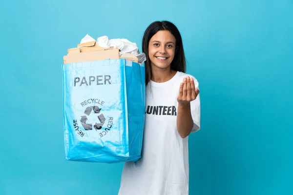 Молода Жінка Тримає Мішок Переробки Повний Паперу Який Пропонує Прийти — стокове фото