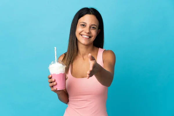 Mujer Joven Con Batido Fresa Estrechando Las Manos Para Cerrar —  Fotos de Stock