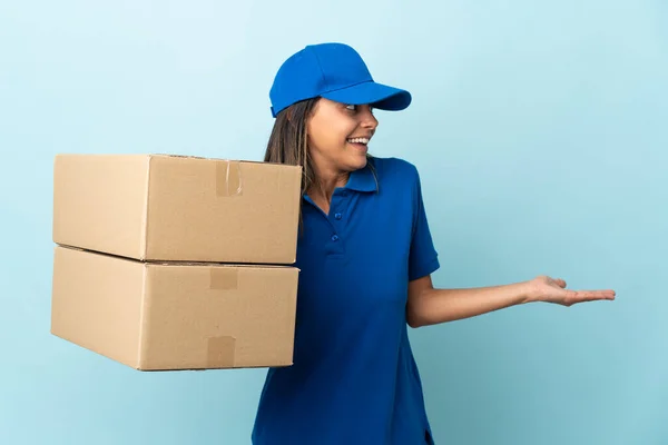 Young Delivery Woman Isolated Blue Background Surprise Expression While Looking — Stock Photo, Image