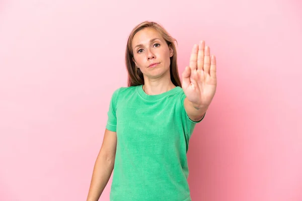 Junge Engländerin Isoliert Auf Rosa Hintergrund Macht Stop Geste — Stockfoto