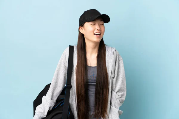 Jonge Sport Chinese Vrouw Met Sporttas Geïsoleerde Blauwe Achtergrond Lachen — Stockfoto