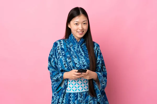 Joven Chica China Usando Kimono Sobre Fondo Aislado Enviando Mensaje —  Fotos de Stock