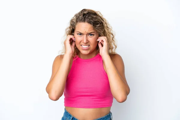 Meisje Met Krullend Haar Geïsoleerd Witte Achtergrond Gefrustreerd Bedekt Oren — Stockfoto