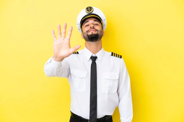 Flugzeug Arabischer Pilot Mann Isoliert Auf Gelbem Hintergrund Zählen Fünf — Stockfoto