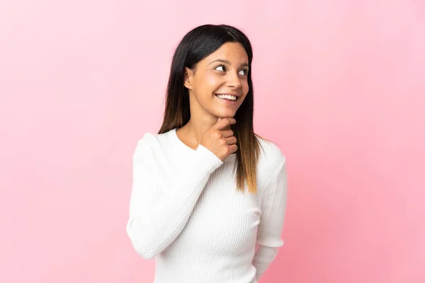 Menina Caucasiana Isolado Fundo Rosa Olhando Para Cima Enquanto Sorrindo — Fotografia de Stock