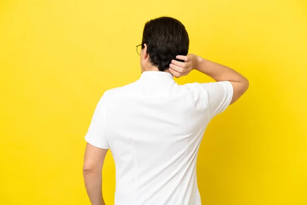 Jonge Blanke Man Geïsoleerd Gele Achtergrond Rug Positie Denken — Stockfoto