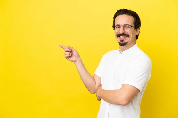 Ung Kaukasisk Man Isolerad Gul Bakgrund Pekar Finger Sidan — Stockfoto