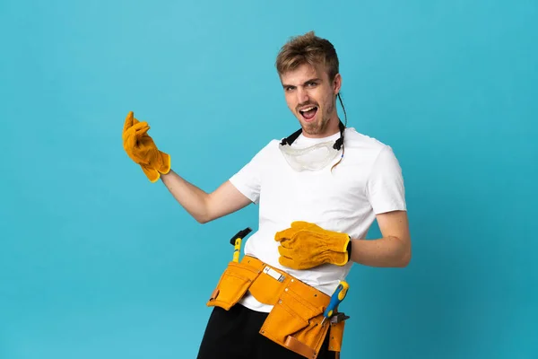 Jovem Eletricista Homem Sobre Parede Isolada Fazendo Gesto Guitarra — Fotografia de Stock