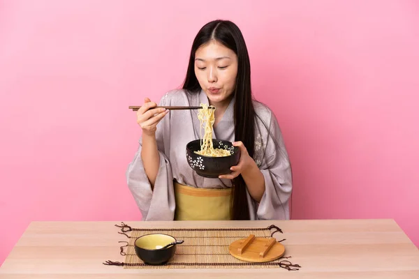 Jong Chinees Meisje Dragen Kimono Het Eten Van Noedels Een — Stockfoto