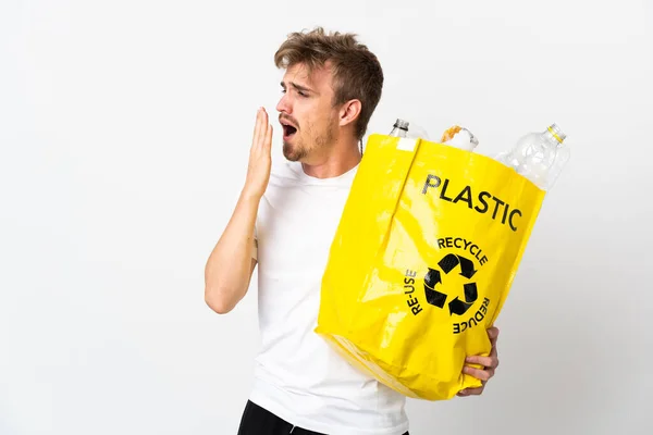 Mladý Blondýnka Muž Drží Recyklační Sáček Plný Papíru Recyklovat Izolované — Stock fotografie