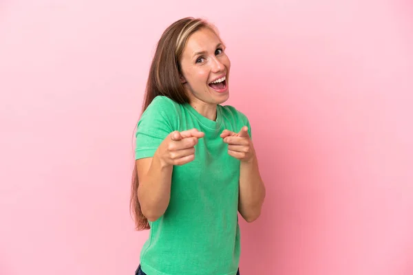 Jong Engels Vrouw Geïsoleerd Roze Achtergrond Verrast Wijzen Naar Voren — Stockfoto