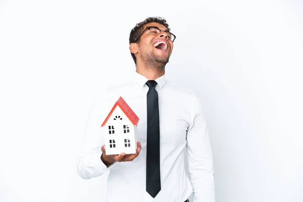 Unga Företag Brasiliansk Man Som Håller Ett Hus Leksak Isolerad — Stockfoto