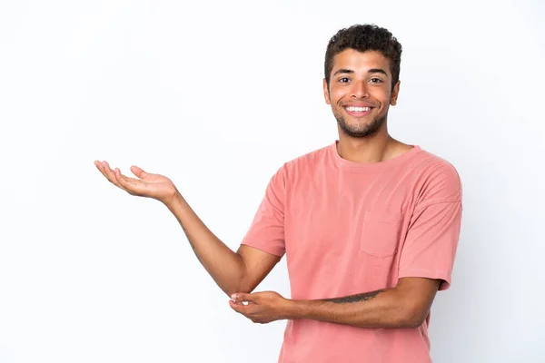 Jovem Brasileiro Bonito Isolado Fundo Branco Estendendo Mãos Para Lado — Fotografia de Stock