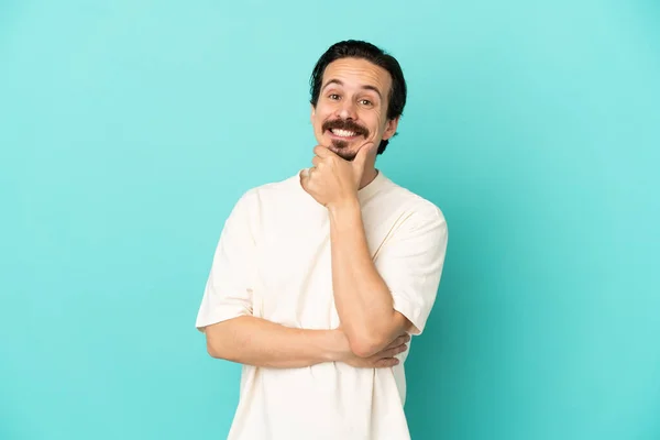 Joven Hombre Caucásico Aislado Sobre Fondo Azul Feliz Sonriente — Foto de Stock