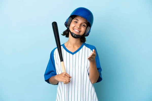 Baseball Donna Giocatore Razza Mista Con Casco Pipistrello Isolato Sfondo — Foto Stock