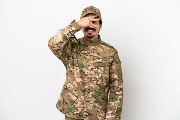 手で目を覆い笑顔で白い背景に隔離された兵士の男 — ストック写真