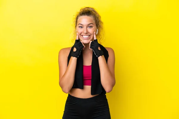 Mujer Deportiva Con Toalla Aislada Sobre Fondo Amarillo Sonriendo Con —  Fotos de Stock