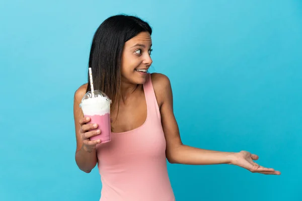 Mujer Joven Con Batido Fresa Con Expresión Sorpresa Mientras Mira —  Fotos de Stock