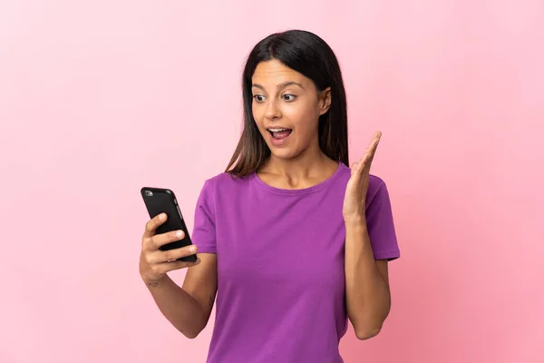 Blank Meisje Geïsoleerd Roze Achtergrond Kijken Naar Camera Tijdens Het — Stockfoto