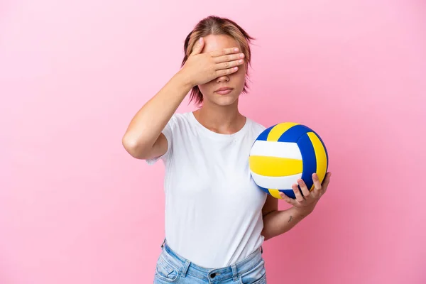 Eine Junge Russin Spielt Isoliert Auf Rosa Hintergrund Volleyball Und — Stockfoto