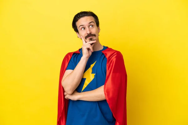 Joven Hombre Caucásico Aislado Sobre Fondo Amarillo Traje Superhéroe Pensando — Foto de Stock