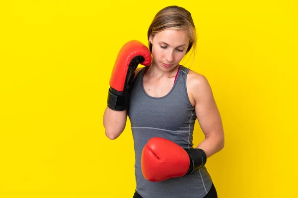 Junge Engländerin Isoliert Auf Gelbem Hintergrund Mit Boxhandschuhen — Stockfoto