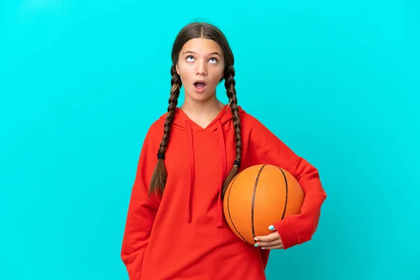 Niña Caucásica Jugando Baloncesto Aislada Sobre Fondo Azul Mirando Hacia —  Fotos de Stock