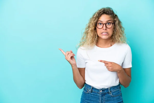 Menina Com Cabelo Encaracolado Isolado Fundo Azul Assustado Apontando Para — Fotografia de Stock