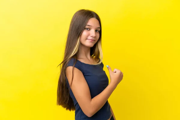 Μικρό Καυκάσιο Κορίτσι Απομονωμένο Κίτρινο Φόντο Περήφανο Και Αυτάρεσκο — Φωτογραφία Αρχείου