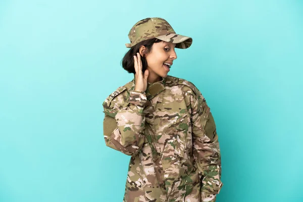 Militar Mujer Raza Mixta Aislada Sobre Fondo Azul Escuchando Algo — Foto de Stock