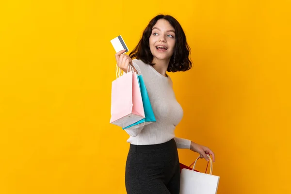 Adolescente Ucraniano Chica Aislado Amarillo Fondo Sosteniendo Bolsas Compras Una —  Fotos de Stock