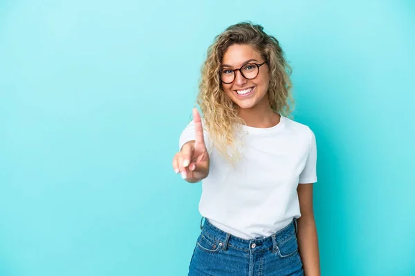 Meisje Met Krullend Haar Geïsoleerd Blauwe Achtergrond Tonen Heffen Van — Stockfoto